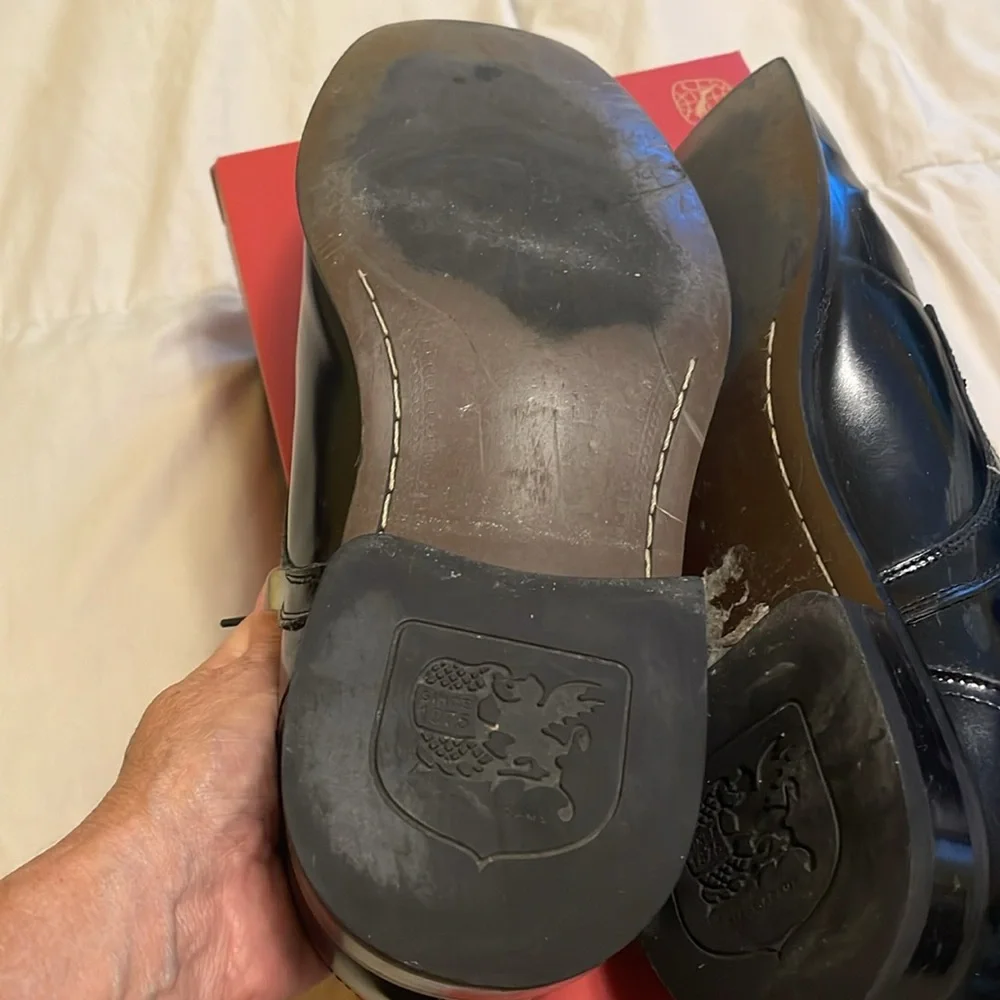 Men’s dress shoes in black Size 12. Great condition.